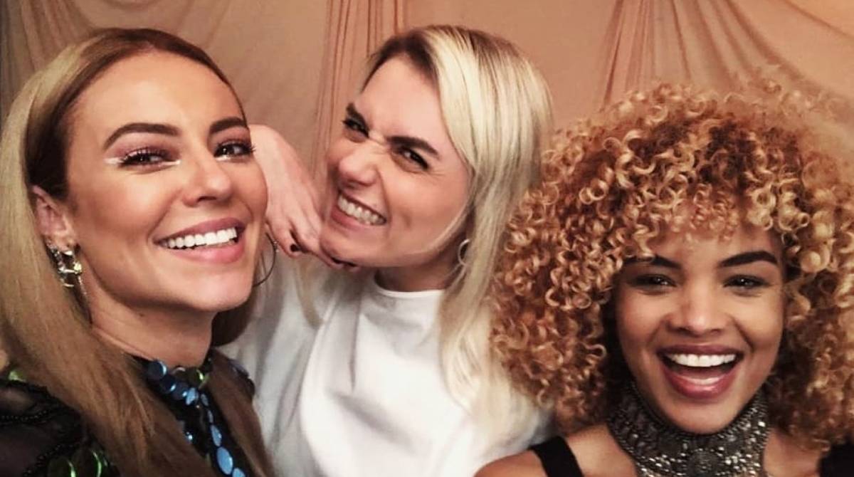 Paolla Oliveira posta fotos com colegas de elenco e equipe de \