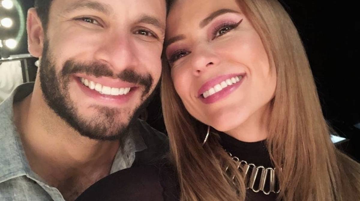 Paolla Oliveira posta fotos com colegas de elenco e equipe de \