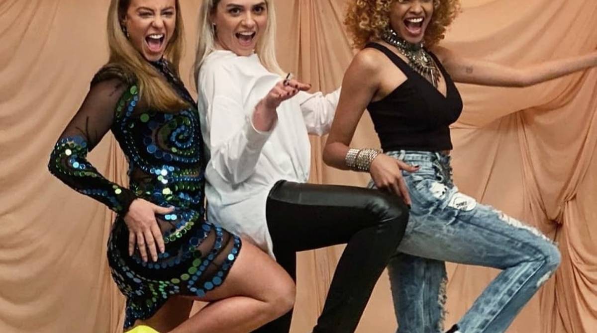 Paolla ao lado de Monica Iozzi, Lucy Ramos (ambas acima, E), Rainer Cadete (acima, D) e equipe