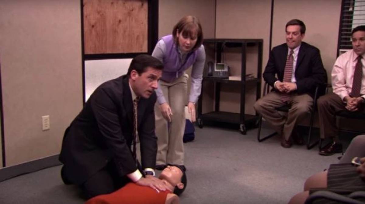 Personagem de Steve Carell aprende a fazer RCP ao som de música do Bee Gees - Reprodução / NBC 