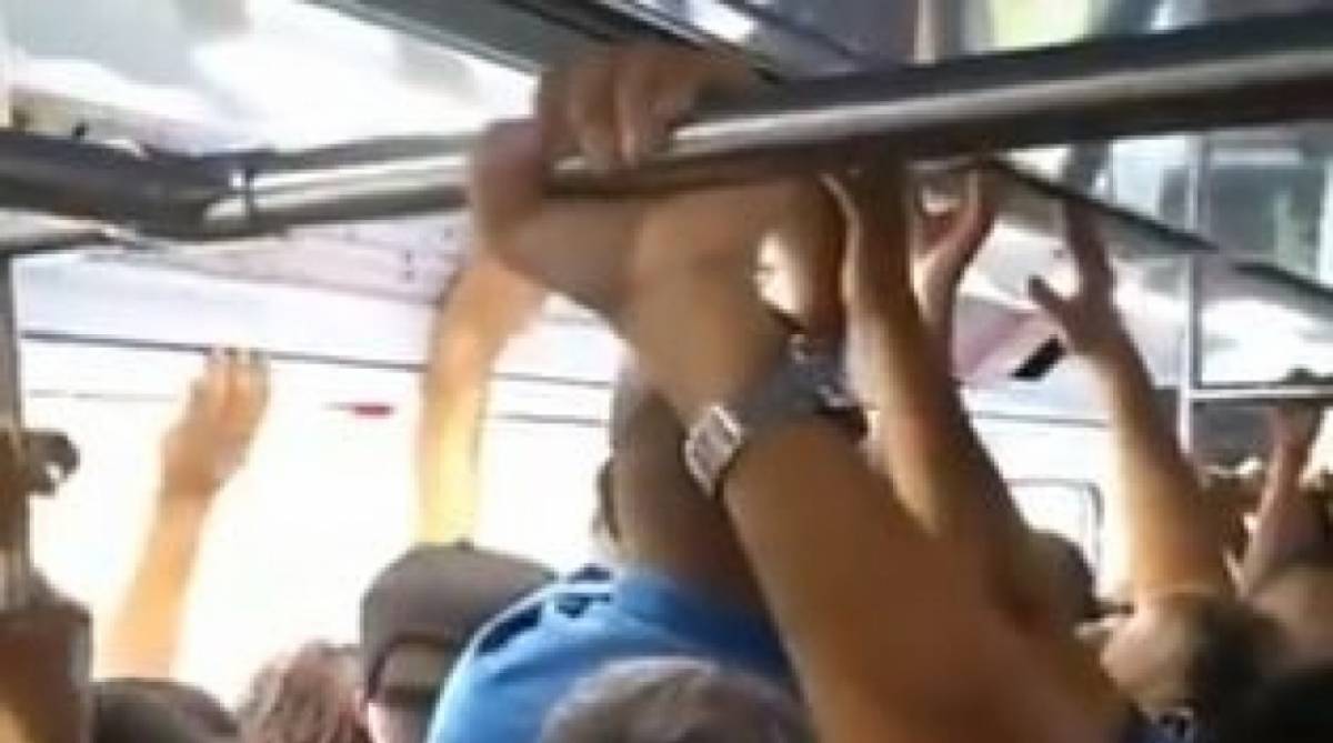 Usu&aacute;rio flagra trem superlotado andando com a porta aberta no ramal Santa Cruz