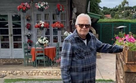 Em vídeo, Cid Moreira ironiza acusações de cárcere e demência