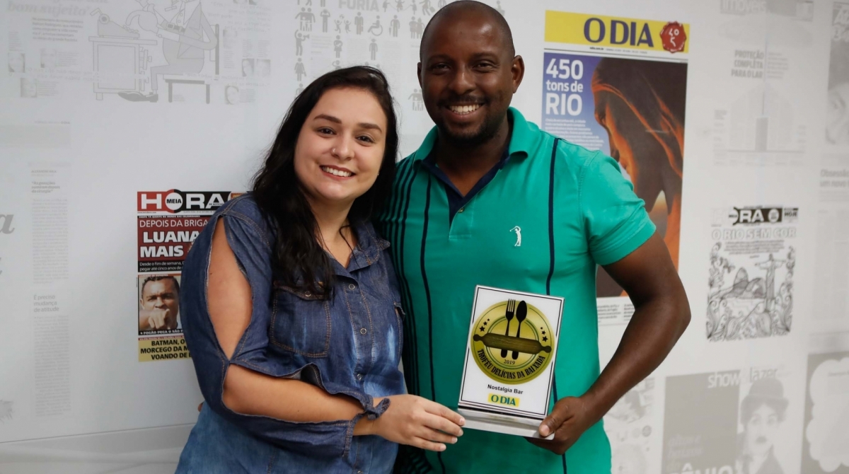 Itamar exibe o Troféu Delícias - Gilvan de Souza / Agencia O Dia