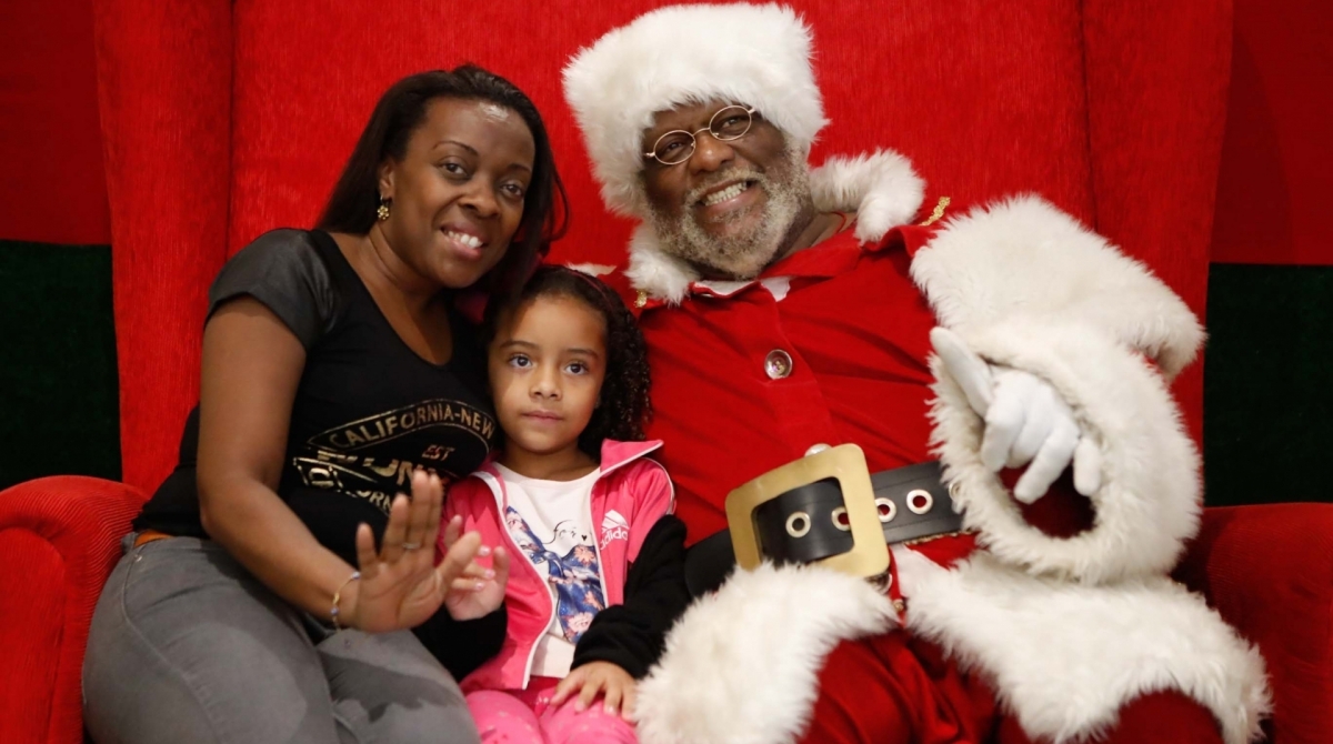 Rio, 19/11/2019, Papai Noel negro no Madureira Shopping, na foto Aylton Lafayette o Papai Noel com Luana Cristina e a filha Livia, Foto de Gilvan de Souza / Agencia O Dia