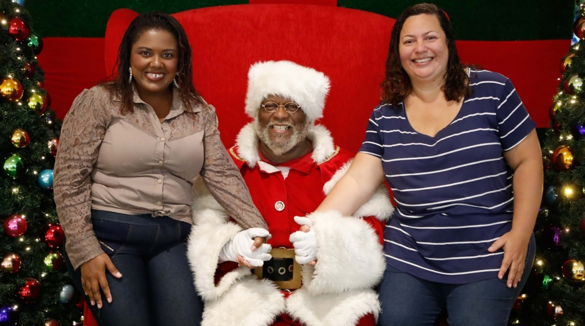 Rio, 19/11/2019, Papai Noel negro no Madureira Shopping, na foto Aylton Lafayette o Papai Noel com Alice Rosa e Luciana Almeida, Foto de Gilvan de Souza / Agencia O Dia
