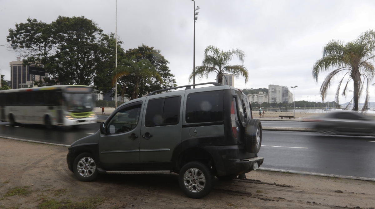 Acidente no Aterro do Flamengo - Motorista afirma que foi fechado por outro veiculo e nao conseguiu parar devido problema no asfalto da via  - Reginaldo Pimenta / Agencia O Dia