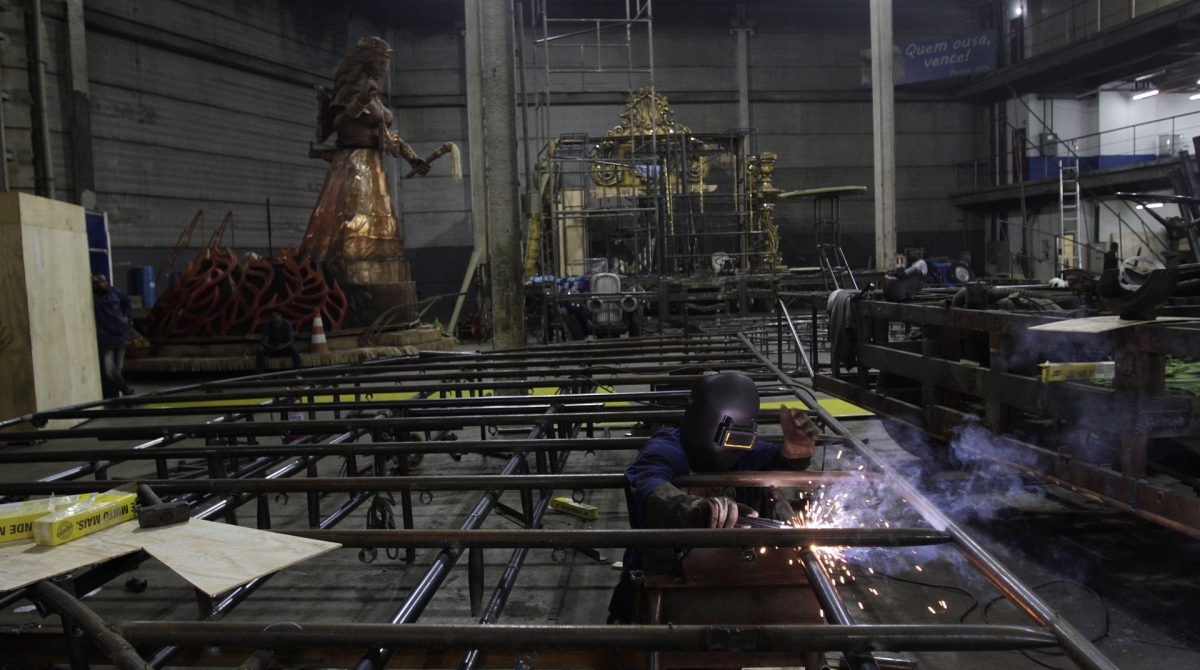 No barracão da Portela, na Cidade do Samba, operários tentam agilizar os preparativos para 2020 - Cléber Mendes