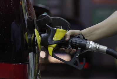 Motoristas fazem fila para encher o tanque após anúncio da alta de combustíveis feito pela Petrobras