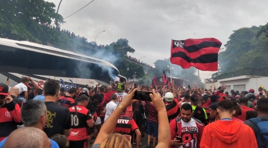 Ônibus encontra torcedores do Flamengo a caminho do Galeão