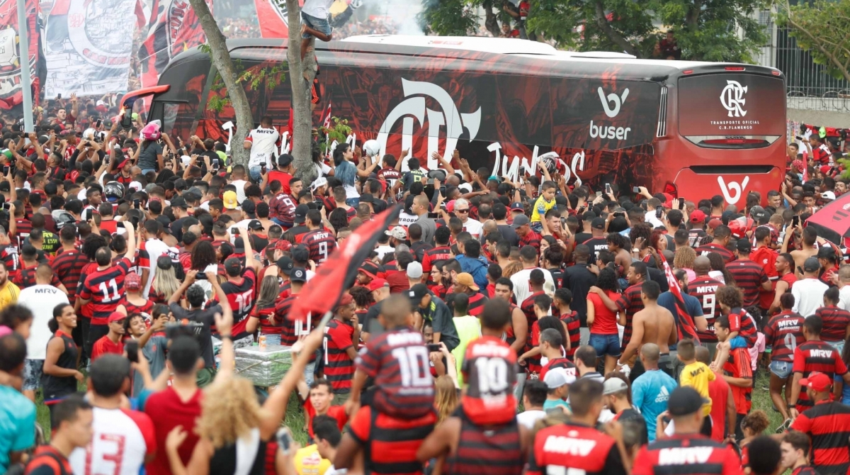 Torcedores do Fla lotaram aeroporto no embarque para Lima