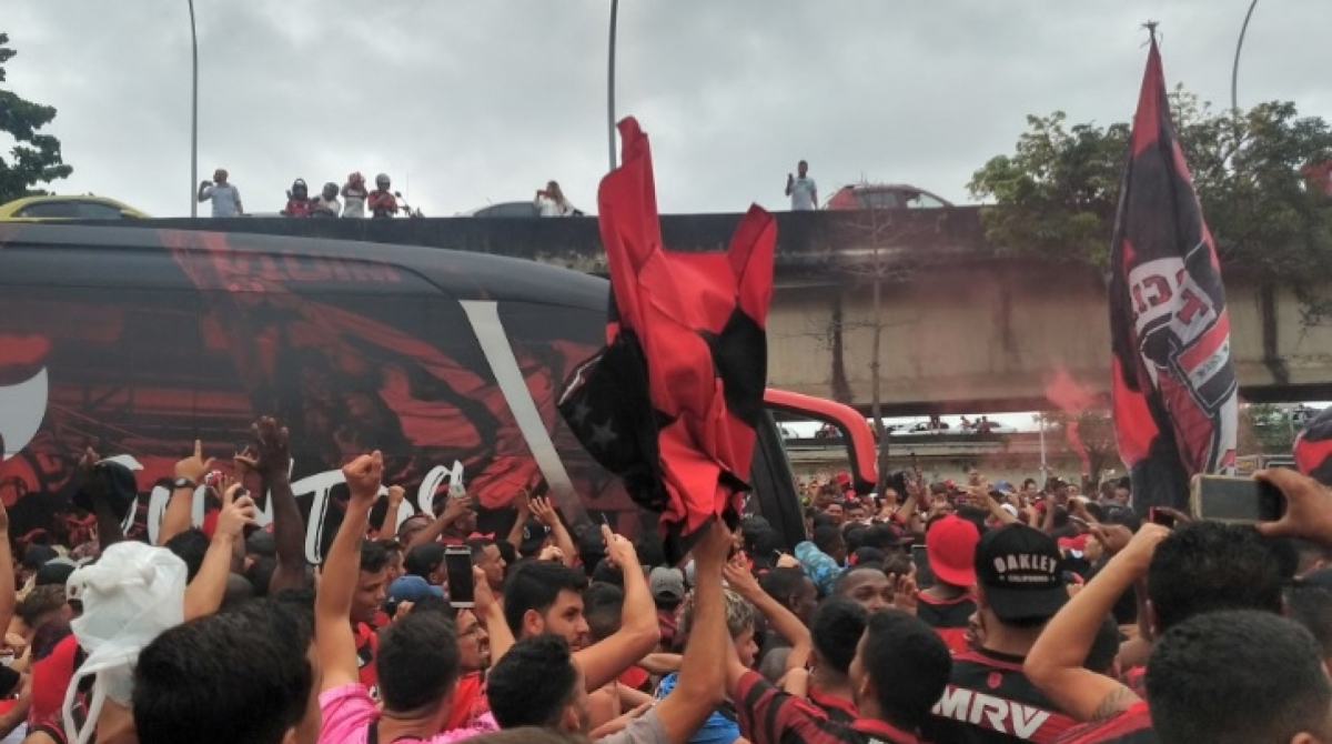 Ônibus encontra torcedores do Flamengo a caminho do Galeão