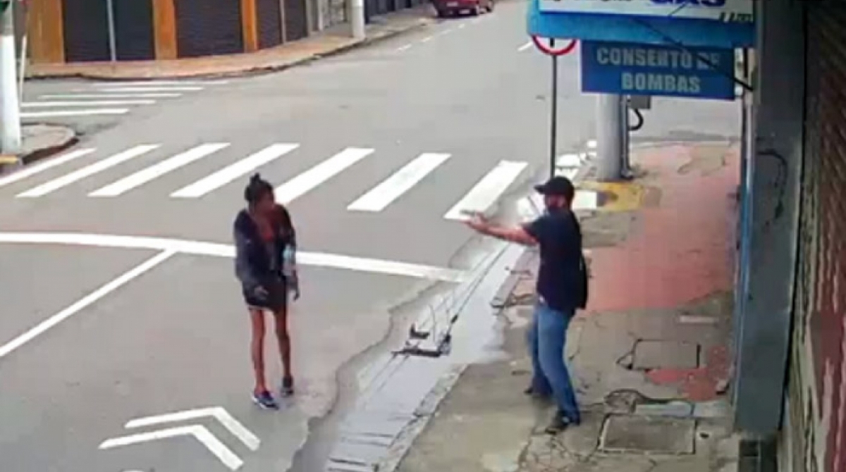 Homem mata moradora de rua a tiros no Centro de Niter&oacute;i - Reprodução DE VÍDEO