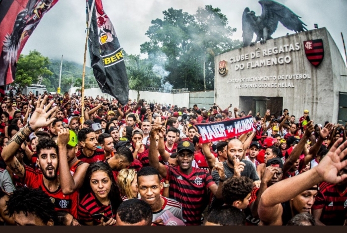 Ninho do Urubu lotado de torcedores