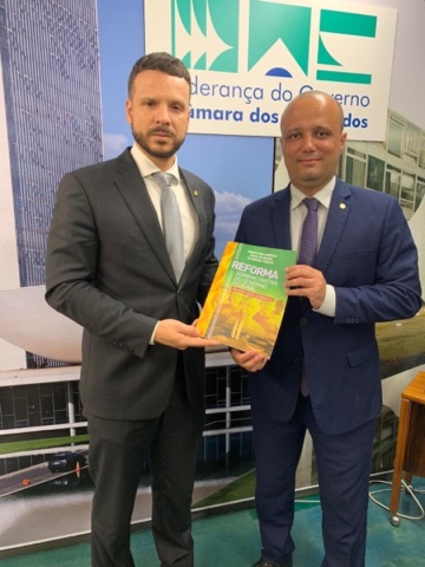 Presidente da frente parlamentar, deputado Professor Israel Batista tratou da reforma administrativa e de outras propostas com o líder do governo, Major Vitor Hugo - Divulgação