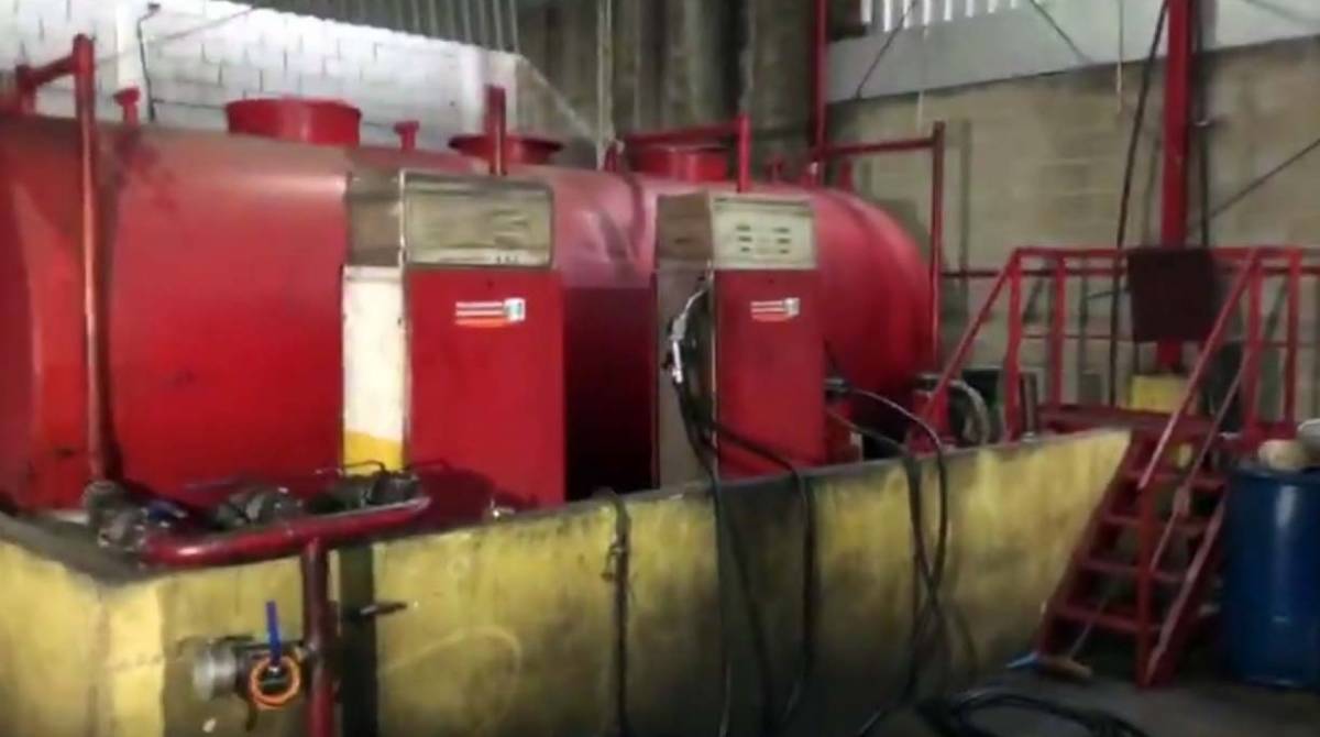 Policiais encontraram local onde o combustível era furtado e adulterado