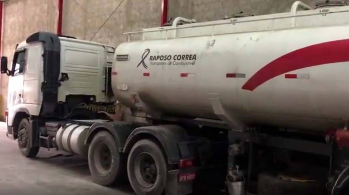 Policiais encontraram local onde o combustível era furtado e adulterado