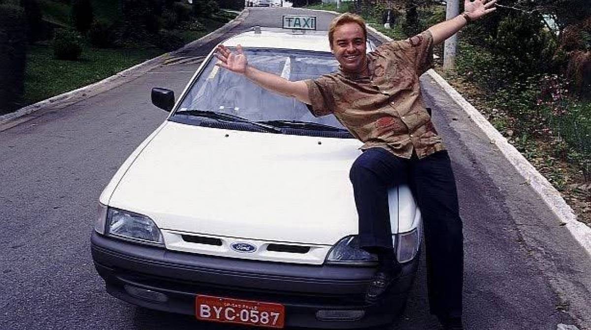 Gugu posa com um dos carros usados no famoso quadro - Reprodu&ccedil;&atilde;o