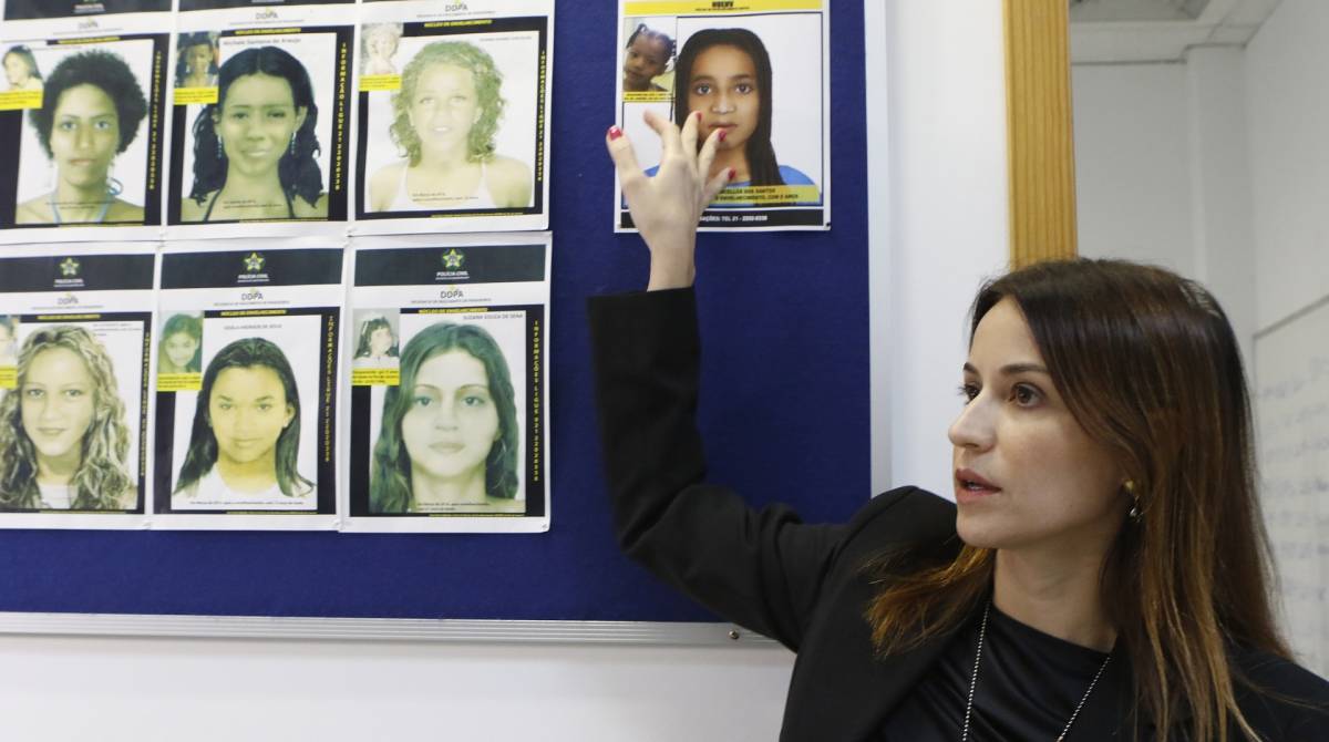 Rio de Janeiro - RJ  - 21/11/2019 - Policia - Maes que tem filhos desaparecidos estiveram na manha de hoje na Delegacia de Descoberta de Paradeiros DDPA, na Cidade da Pilicia, no Jarare, zona norte do Rio, acompanhar o processo de progressao de caracteristicas de seus filhos - na foto, Elen Souto, delegada titular da DDPA,  Foto Reginaldo Pimenta / Agencia O Dia
