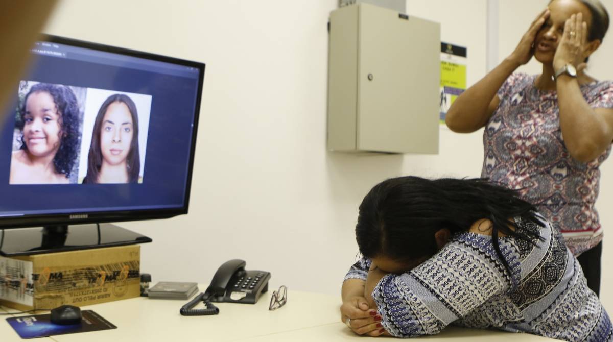 Rio de Janeiro - RJ  - 21/11/2019 - Policia - Maes que tem filhos desaparecidos estiveram na manha de hoje na Delegacia de Descoberta de Paradeiros DDPA, na Cidade da Pilicia, no Jarare, zona norte do Rio, acompanhar o processo de progressao de caracteristicas de seus filhos -  Foto Reginaldo Pimenta / Agencia O Dia