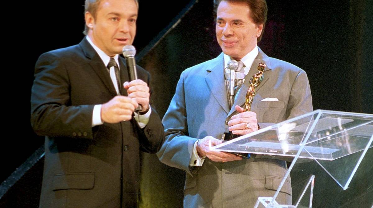Gugu recebe de Silvio Santos, seu primeiro patr&atilde;o na televis&atilde;o, o Trof&eacute;u Imprensa