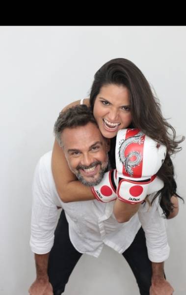 Letícia Karneiro e o marido, João Marcelo Di Martino, protagonizam o espetáculo 'O Primeiro Stand Up de Casal 
do Mundo' - Divulgação