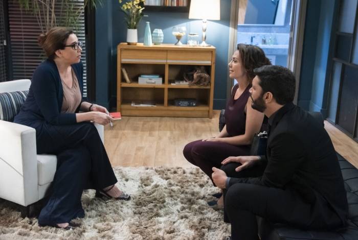 Isadora/Marcela Klein (Marisa Orth) com Nana (Fabiula Nascimento) e Diogo (Armando Babaioff) - Globo/Cesar Alves