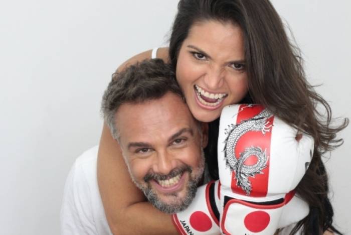Atriz campeã de kickboxing faz humor com rotina de casal