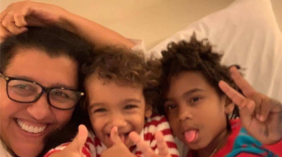 Regina Casé com o neto e o filho