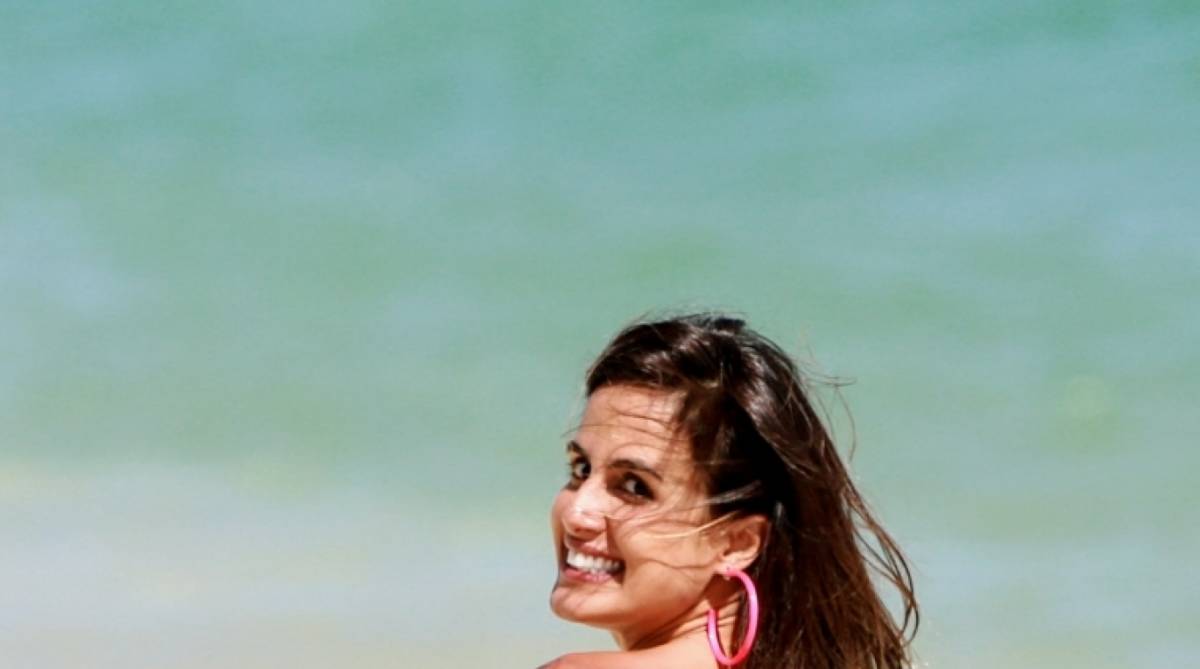 Ex-BBB Carol Peixinho d&aacute; ajeitadinha no biqu&iacute;ni em dia de praia