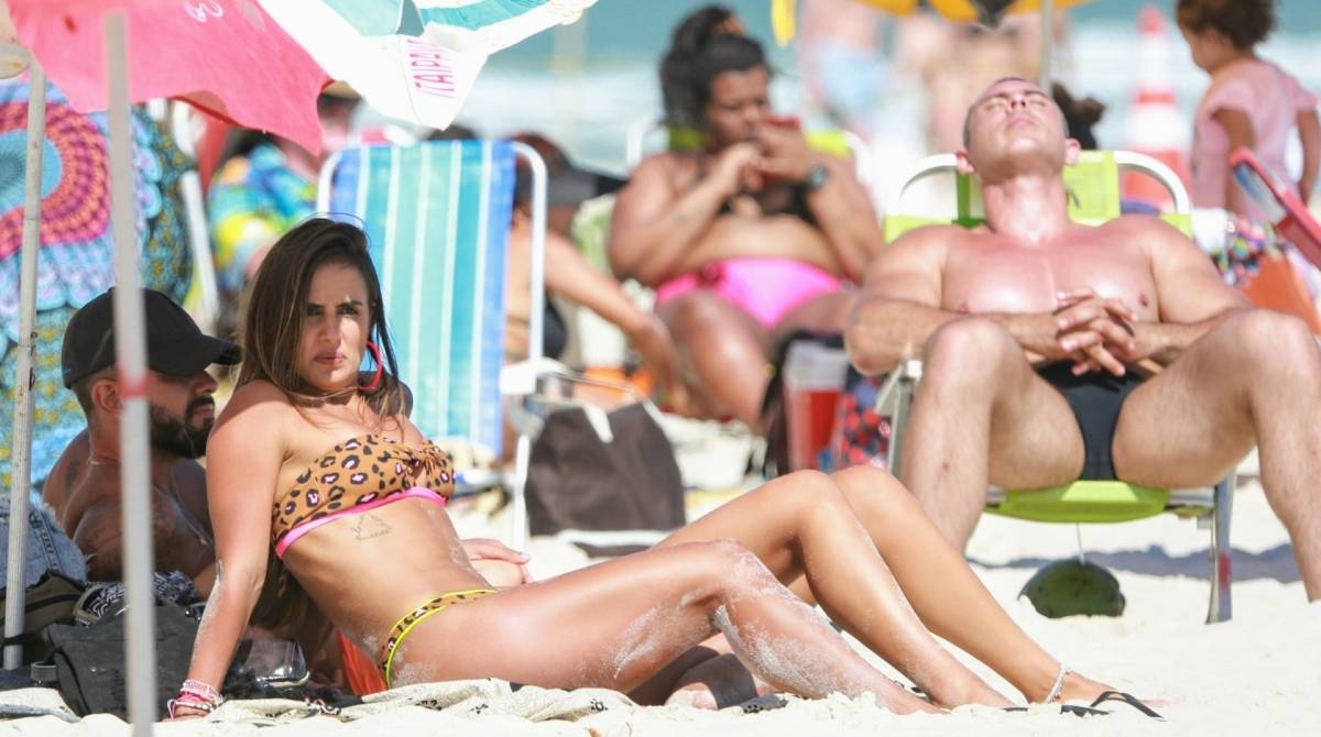 Ex-BBB Carol Peixinho d&aacute; ajeitadinha no biqu&iacute;ni em dia de praia