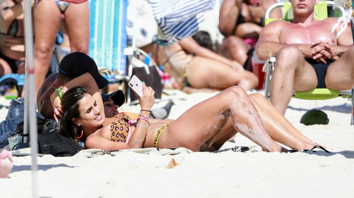 Ex-BBB Carol Peixinho d&aacute; ajeitadinha no biqu&iacute;ni em dia de praia