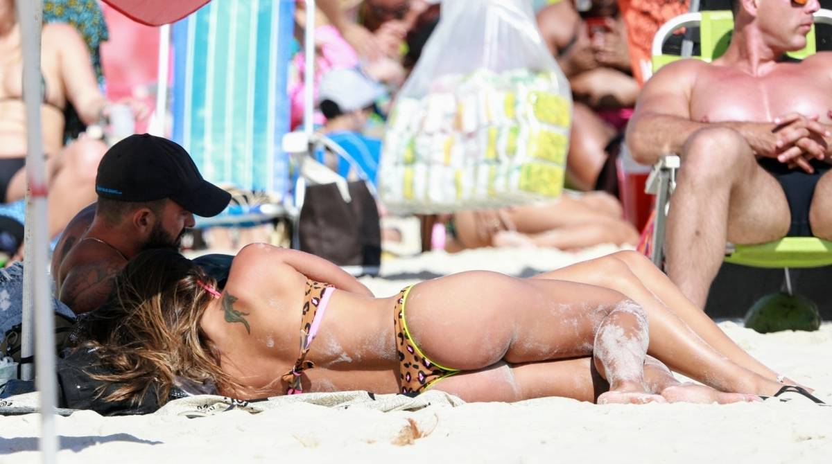 Ex-BBB Carol Peixinho d&aacute; ajeitadinha no biqu&iacute;ni em dia de praia