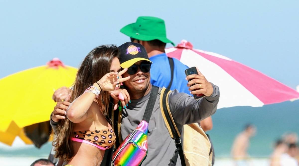 Ex-BBB Carol Peixinho d&aacute; ajeitadinha no biqu&iacute;ni em dia de praia
