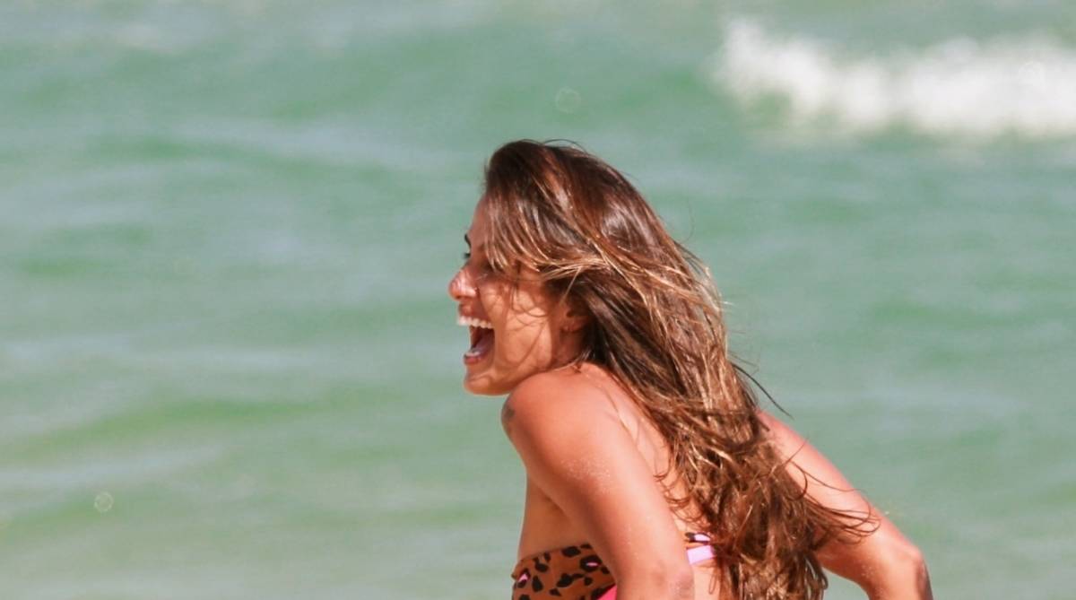 Ex-BBB Carol Peixinho d&aacute; ajeitadinha no biqu&iacute;ni em dia de praia