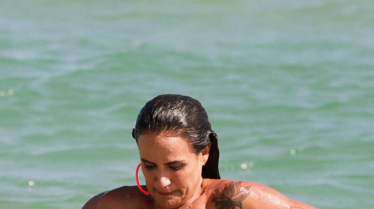 Ex-BBB Carol Peixinho d&aacute; ajeitadinha no biqu&iacute;ni em dia de praia