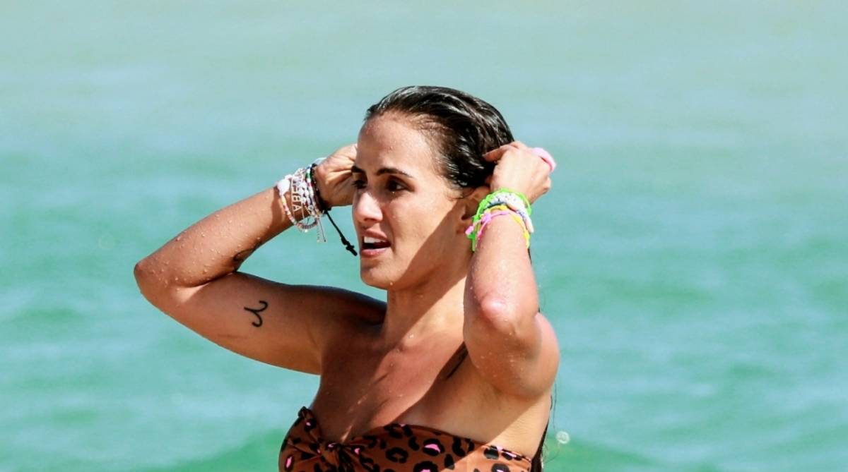 Ex-BBB Carol Peixinho d&aacute; ajeitadinha no biqu&iacute;ni em dia de praia