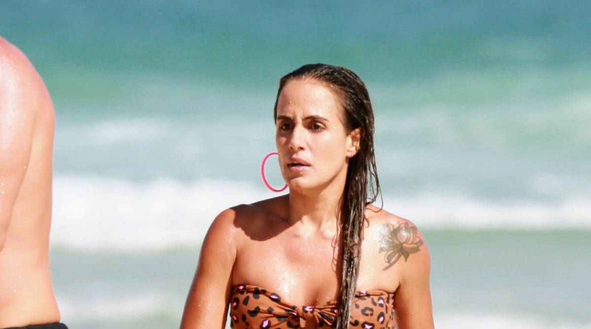 Ex-BBB Carol Peixinho d&aacute; ajeitadinha no biqu&iacute;ni em dia de praia