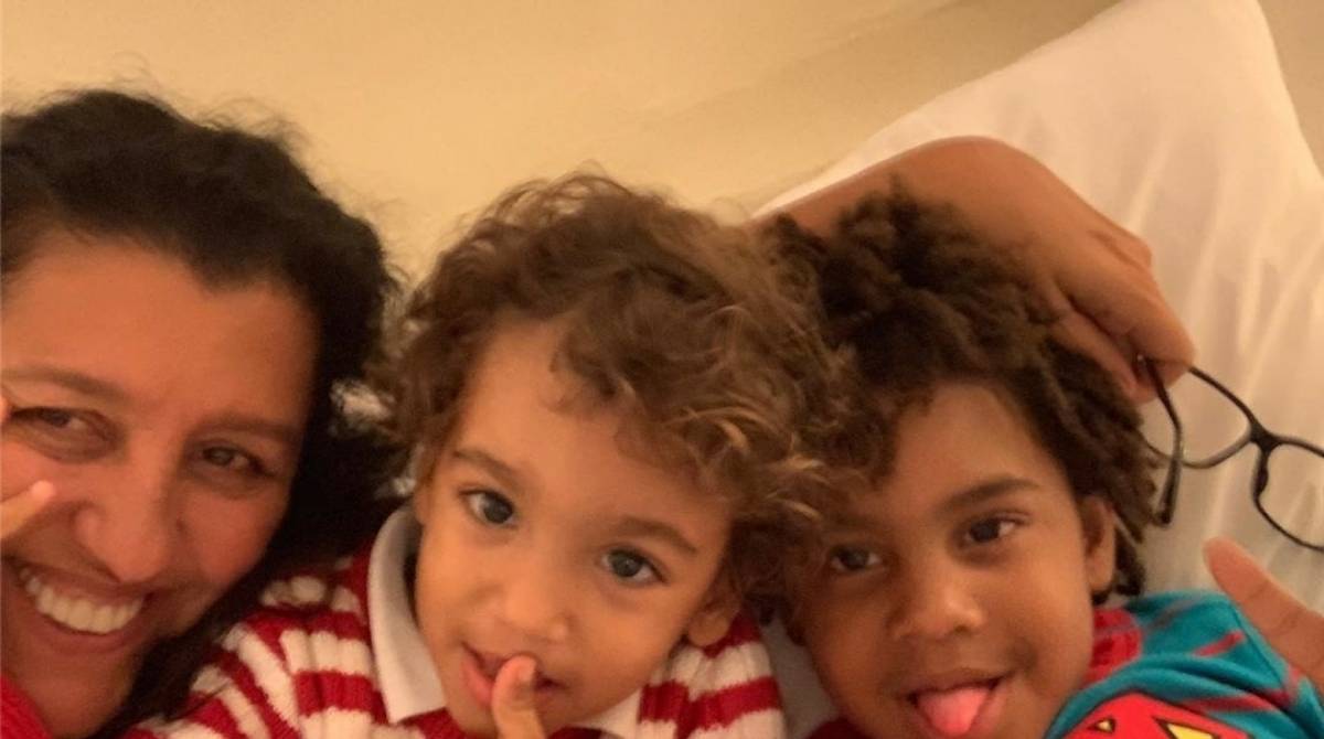 Regina Casé com o neto e o filho