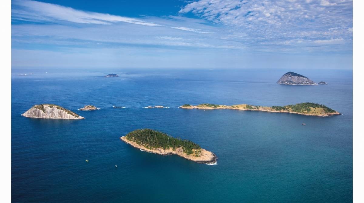 À esq., o simulador em uso. Acima, uma imagem aérea do arquipélago das Cagarras