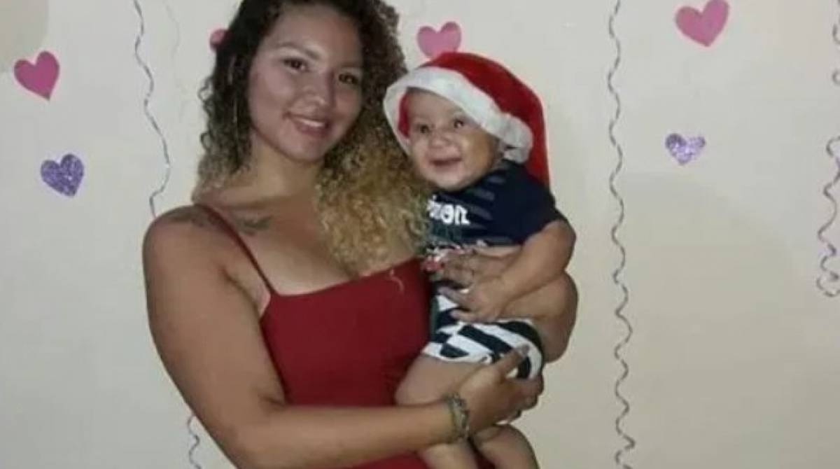 Maria Eduardo Lima, de 17 anos, e seu filho, encontrado chorando ao lado dela