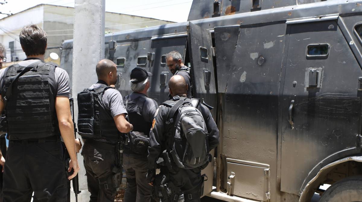 Rio de Janeiro - RJ  - 22/11/2019 - Policia - Feminicidio -  Adriana Valerio Fontoura, foi morta pelo ex companheiro em casa, em Belford Roxo, na Baixada Fluminense - na foto, policiais da Delegacia de Homicidios da Baixada Fluminense e policiais militares do 39 batalhao se preparam seguir ate o local onde Adriana foi morta -  Foto Reginaldo Pimenta / Agencia O Dia