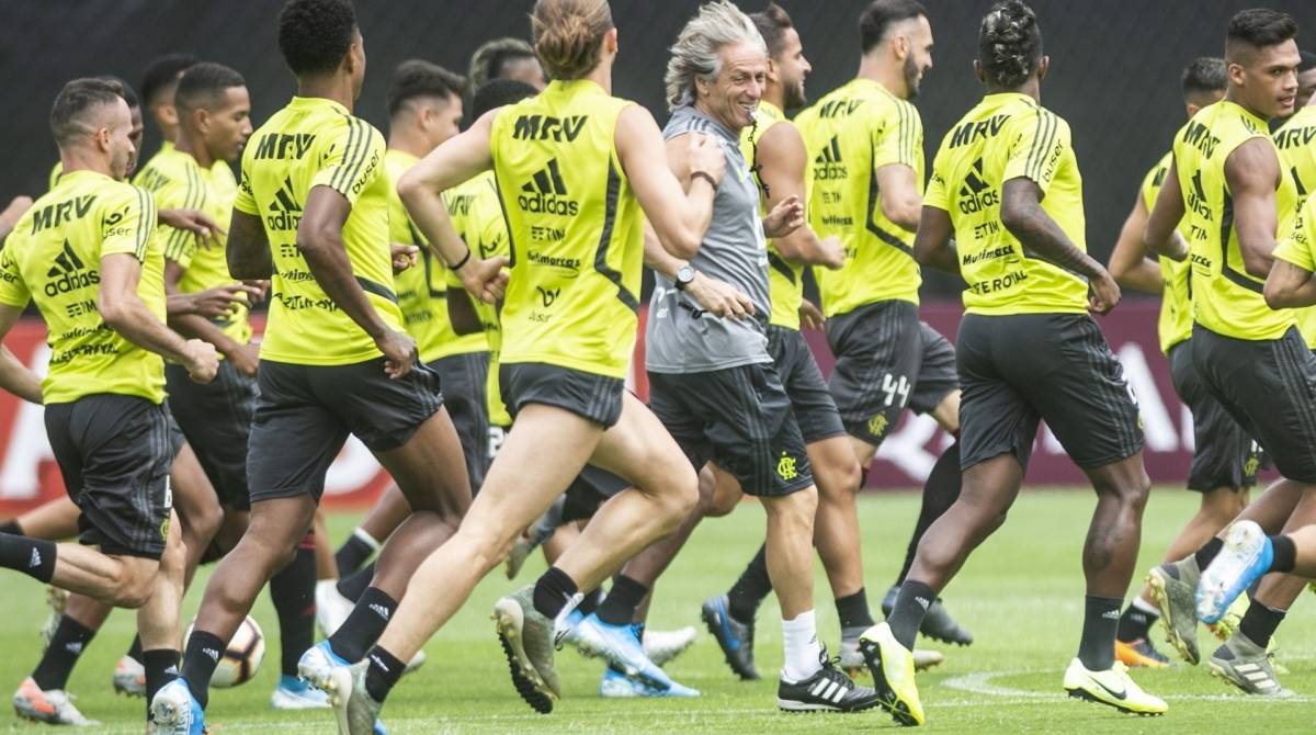 Momento de descontração: Jorge Jesus sorri durante a corrida dos jogadores antes do treino em Lima