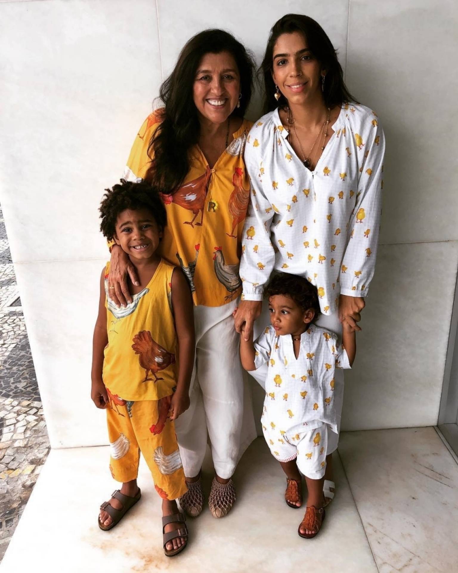 Regina Casé com os filhos e o neto