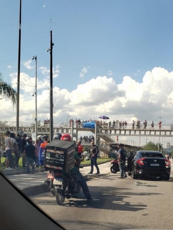 Uma pessoa foi baleada na tarde desta sexta-feira após tiroteio na Barra da Tijuca