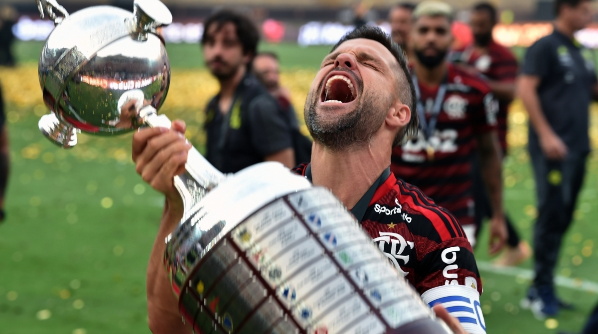 Flamengo's Everton Riveiro celebrates with the trophy after winning the Copa Libertadores final football match by defeating Argentina's River Plate, at the Monumental stadium in Lima, on November 23, 2019. (Photo by CRIS BOURONCLE / AFP) - AFP