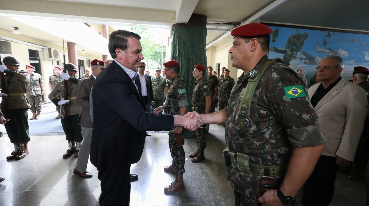 Presidente em cerim&ocirc;nia na Vila Militar