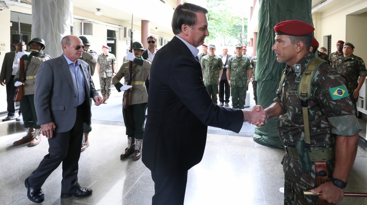 Presidente em cerim&ocirc;nia na Vila Militar