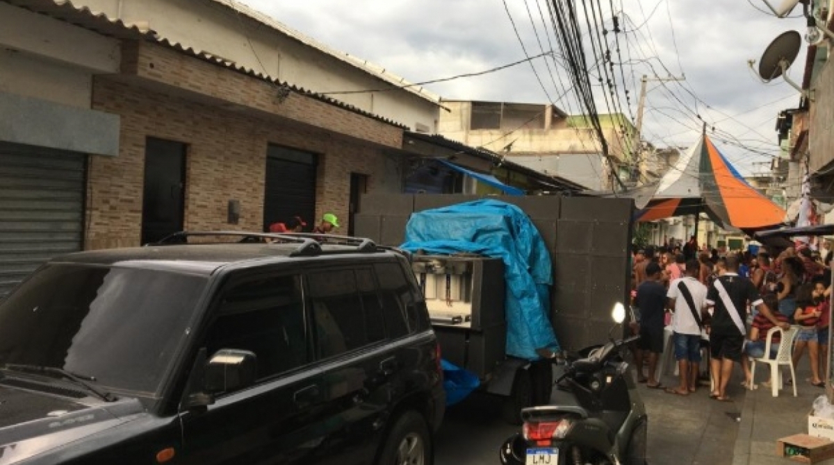Vascaínos na torcida do Flamengo em Manguinhos