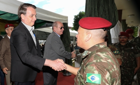 Bolsonaro faz parte de projeto militar de governo, diz antropólogo Piero Leirner