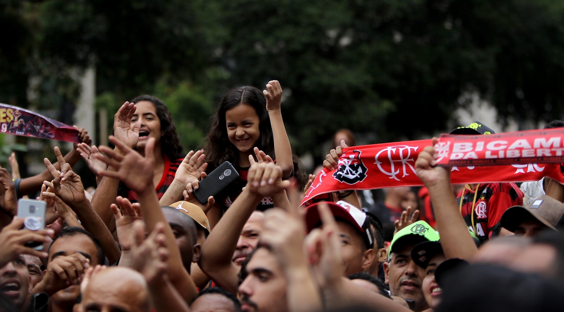 Rio de Janeiro 24/11/2019 - Torcida do Flamengo faz festa na centro doRio a espera dos jogadores. Foto: Luciano Belford/Agencia O Dia